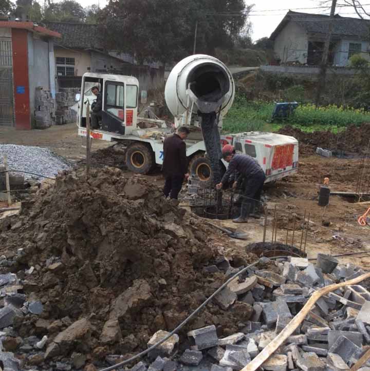 自動上料攪拌車施工現場圖1
