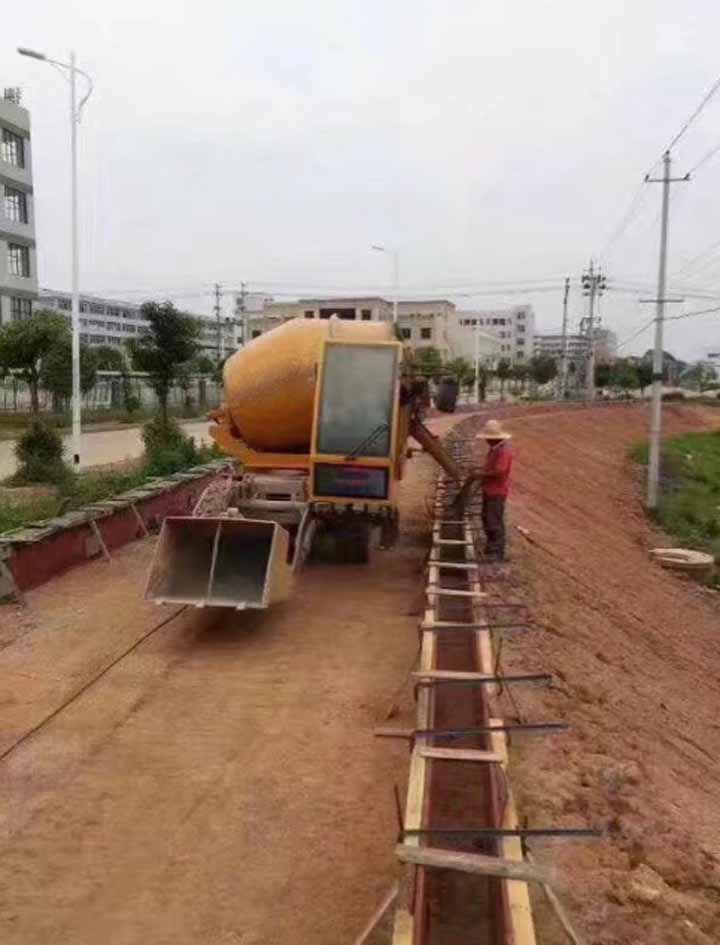 自動上料攪拌車施工現場圖4