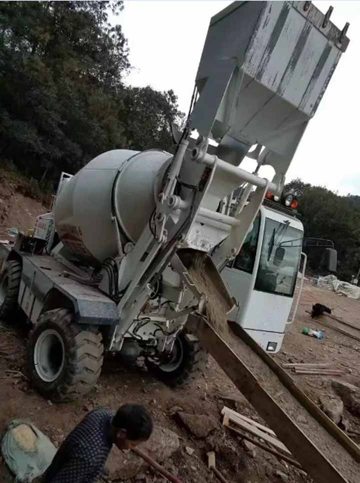 自動上料攪拌車施工現場圖10